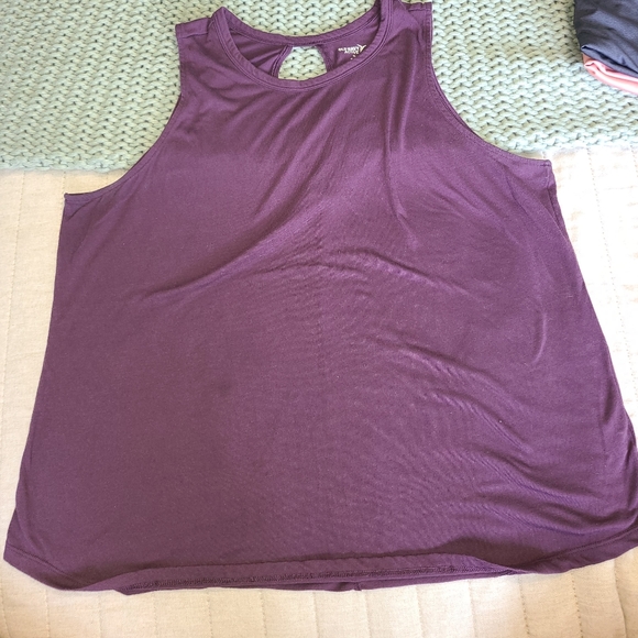 Old Navy active tanks 💪 - Picture 3 of 4